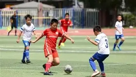 劳塔罗与图拉姆健身房合影，蓝黑双子互动网络社交